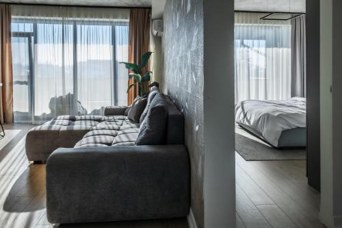 a living room with a couch and a bed at Luxury Blue Apartment in Satu Mare