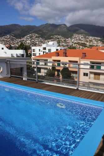 a large swimming pool on the roof of a building at Apartamento Batista in Funchal