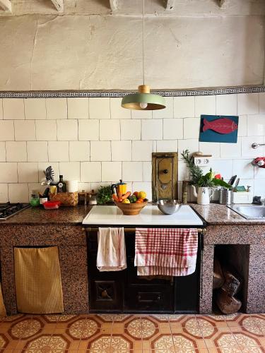 a kitchen with a counter top with a sink at Cal Mengo in La Vega