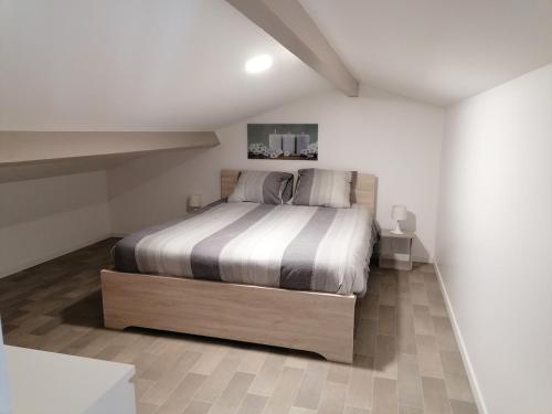 a bedroom with a large bed in a white room at Maisonnette Bassin d'Arcachon in Mios