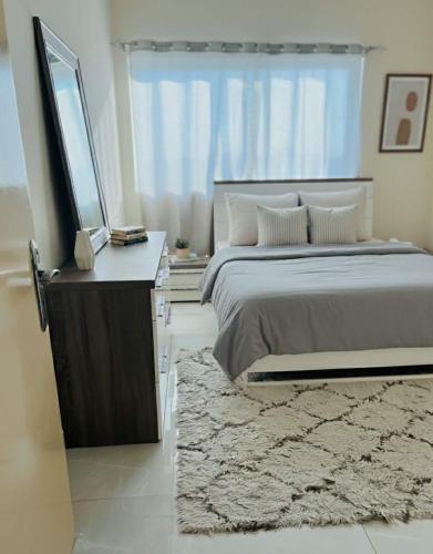 Modern Queen Room, Dubai City View, Private & Peaceful, 8 Mints Walk To Dubai