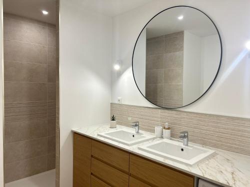 a bathroom with two sinks and a mirror at Maison Familiale - 7 personnes - Parking privé & Jardin - Disney 24 min in Tournan-en-Brie