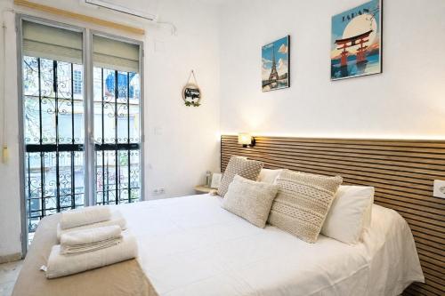 Rooms Cruz Roja Centro Sevilla Habitaciones con llave para 1 o 2 personas Terraza y Solarium Parejas Tele Trabajo