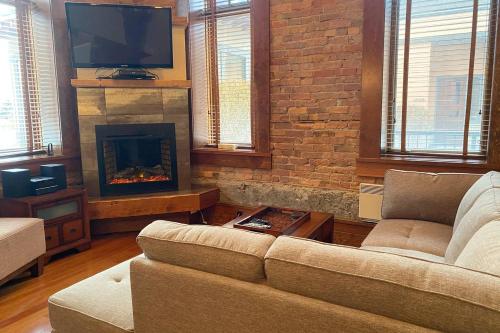 ein Wohnzimmer mit Sofa und Kamin in der Unterkunft Luxurious 901 Condos by Fernie Central Reservations in Fernie