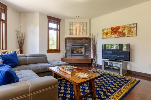 ein Wohnzimmer mit Sofa und Kamin in der Unterkunft Luxurious 901 Condos by Fernie Central Reservations in Fernie