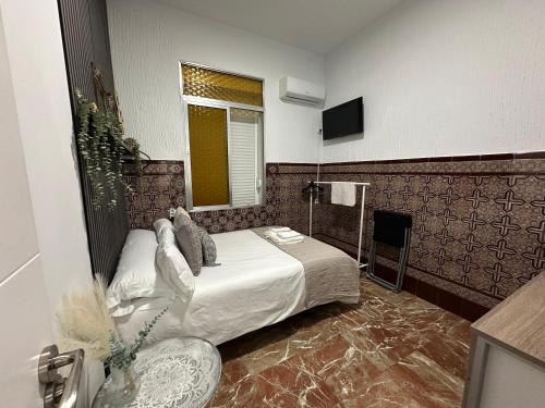 Rooms Cruz Roja Centro Sevilla Habitaciones con llave para 1 o 2 personas Terraza y Solarium Parejas Tele Trabajo