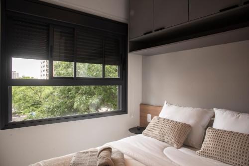 a bedroom with a bed and a window at Essential comfort - Vila Mariana in São Paulo