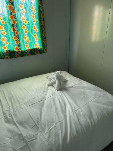 En eller flere senge i et værelse på Niu Lodge