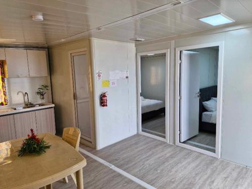 En eller flere senge i et værelse på Niu Lodge