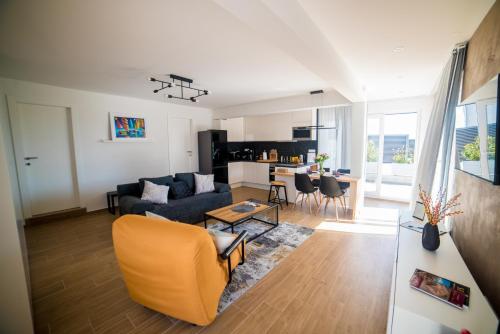 Apartman 76 - Modern Apartment with On-Site Private Parking