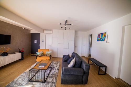 Apartman 76 - Modern Apartment with On-Site Private Parking