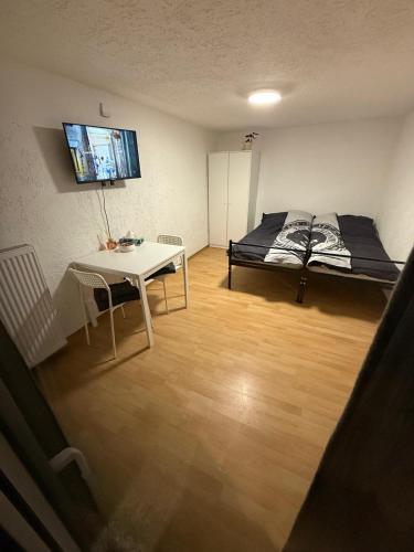 a room with a bed and a table and a bed gmaxwell gmaxwell gmaxwell at Nest-Unterkunft in Bad Überkingen