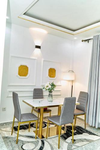 una sala da pranzo con tavolo e sedie di Habitat&confort a Douala