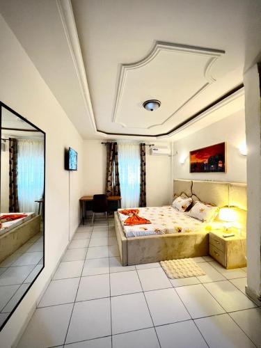 una stanza d'albergo con un letto e uno specchio di Habitat&confort a Douala