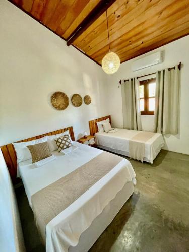 a bedroom with two beds in a room at Casa Ariacó in Amontada