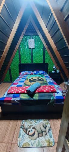 a bed in a room in a attic at Casa Perezosa in Parrita