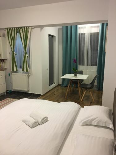 1 dormitorio con 1 cama con 2 toallas en Alba Iulia Residence Studio, en Bucarest