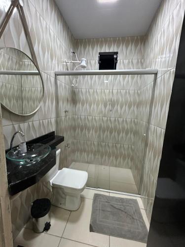 a bathroom with a toilet and a sink at Loft Marajó Superior in Soure