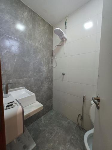 a bathroom with a sink and a toilet at Riviera Sanary 1208 Nova Almeida in Serra