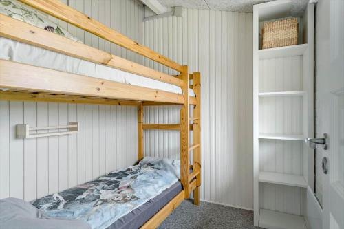 a bunk bed in a room with a bunk bed in a house at 621-Hvide-Sande-Dortheasvej-8 in Bjerregård