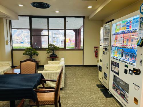 a waiting room with a soda machine in a store at 観音寺グランドホテル in Kanonji
