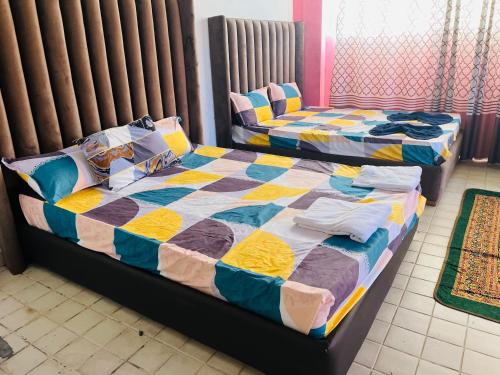 two beds sitting next to each other in a bedroom at Relax On Plus Kelaniya in Kelaniya