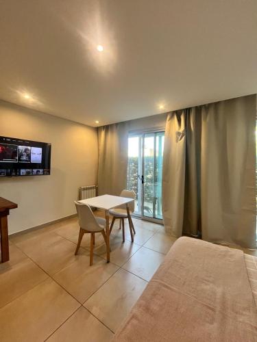 a room with a table and chairs and a window at Aires Almafuerte in Saladillo