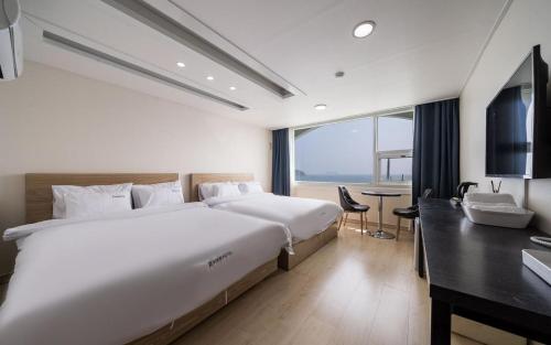 เตียงในห้องที่ VIEW Hotel Geoje