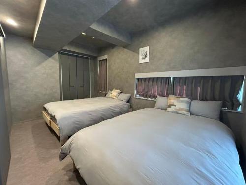 a hotel room with two beds in a room at Domo Stay 鳥越 駅近徒歩秋叶原 上野 生活便利 周辺施設充実 in Tokyo