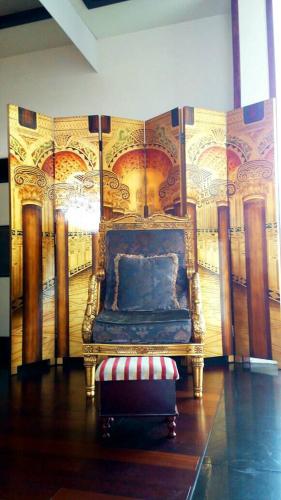 a chair in a room with a wall at 君洋飯店Co-Living Hotel 龍潭科學園區 楊梅湖口 月租旅居共生宅 in Yangmei