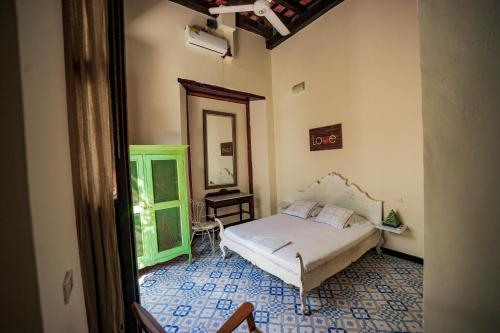 a bedroom with a bed and a mirror in it at Villana's Hostal Santa Marta in Santa Marta