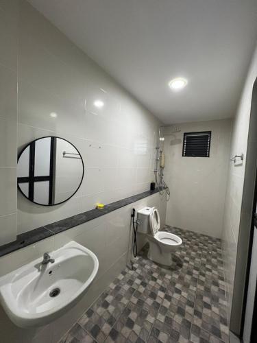 a bathroom with a sink and a toilet at Classic Pearl Homestay in Teluk Intan