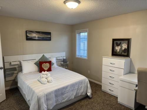 a bedroom with a bed with two teddy bears on it at Gorgeous 3-Bedroom 3Bathroom house in Kitchener
