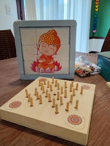 a wooden chess board with a picture of a buddha at Oro y Miel en pleno centro de Chascomús in Chascomús