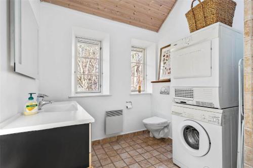 a bathroom with a washing machine and a sink at 16610-Farevejle-Mejsevaenget-26 in Fårevejle