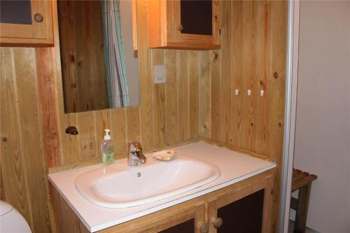 a bathroom with a sink and a mirror at 16626-Farevejle-Rormosen-56 in Fårevejle