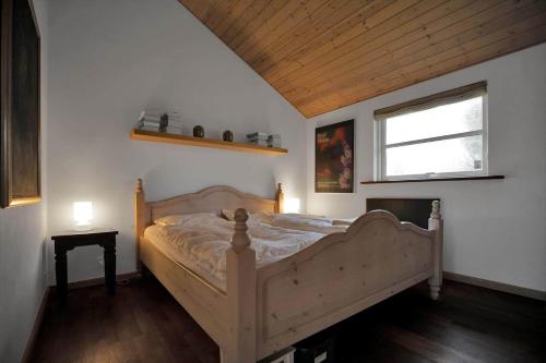 a bedroom with a bed with a wooden ceiling at 16624-Farevejle-Stihojvej-25 in Fårevejle