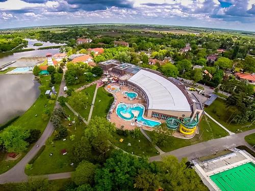 an aerial view of a resort with a swimming pool at Kertvárosi Vendégház in Orosháza