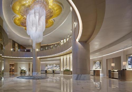 un grand hall avec un grand lustre au plafond dans l'établissement Shangri-La The Fort, Manila, à Manille