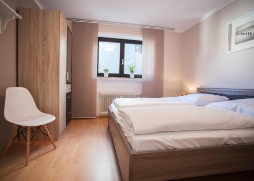ヴィンターベルクにあるGartenstrasse 17のベッドルーム1室(ベッド1台、椅子、窓付)