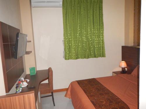 Телевизор и/или развлекательный центр в Hotel DMadinah inn Gentan