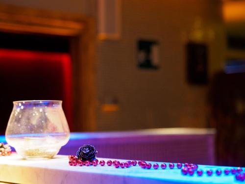 a glass bowl of water and beads on a table at Hotel Santanton in Bormio