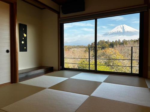 a room with a view of a mountain through a window at なか富士 -Nakafuji- in Fujinomiya