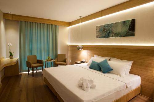 圖茲拉的住宿－伊斯坦堡醫療溫泉酒店，酒店客房,床上放着两双鞋