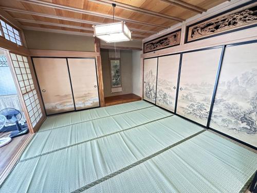 a room with glass doors and windows at さくらもり in Nagano