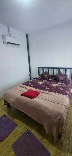 a bedroom with a bed with two mats on the floor at The Bay Lookout in Kaôh Rŭng (3)