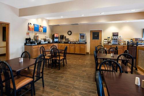 a dining room with tables and chairs in a restaurant at Comfort Inn & Suites Walla Walla in Walla Walla