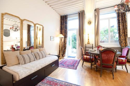 un salon avec un canapé et une table dans l'établissement MHL - Maison Hotel Lyon, à Lyon