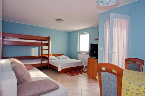 - une chambre avec 2 lits superposés et un canapé dans l'établissement Tourist Farm Robivera, à Šmarje