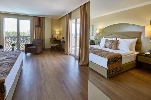 Postel nebo postele na pokoji v ubytování Ramada Resort Kazdağlari Thermal & Spa